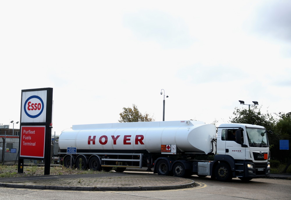这是10月4日在英国珀弗利特的一个油库拍摄的油罐车.新华社/路透