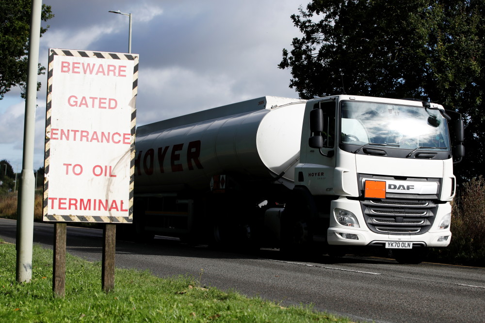 这是10月4日在英国赫默尔亨普斯特德的一个油库拍摄的油罐车.