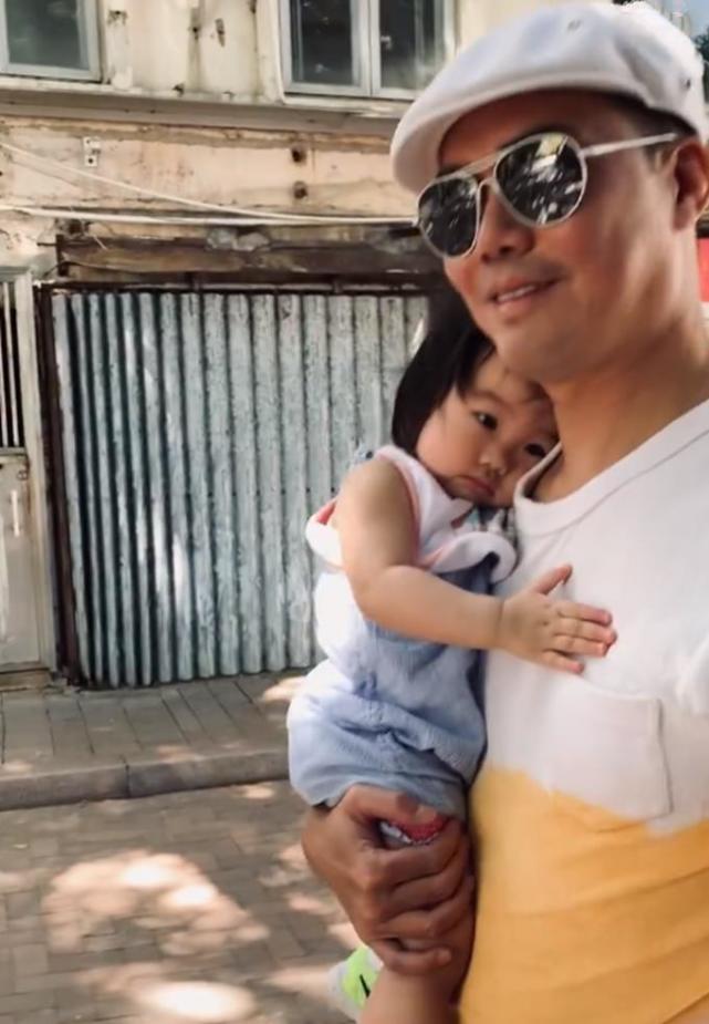 谢天华一家三口罕同框,女儿胖嘟嘟太可爱,儿子戴墨镜酷劲十足