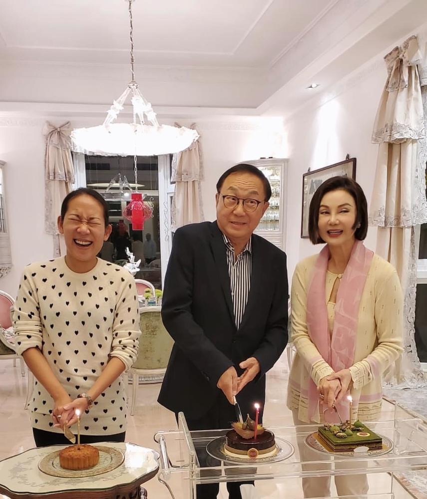 喜剧泰斗许冠文79岁生日与妻子挽手靠肩秀恩爱奢华豪宅曝光