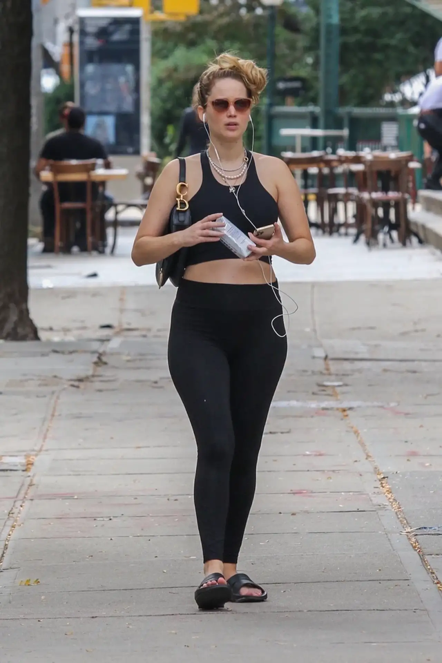 詹妮弗劳伦斯挺着孕肚出街健步如飞大表姐爱健身也爱网红饮料