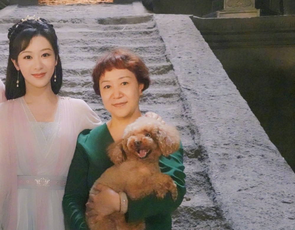 杨紫的左边则是站着杨紫的妈妈,杨紫妈妈大家应该都不陌生了,不仅是曾