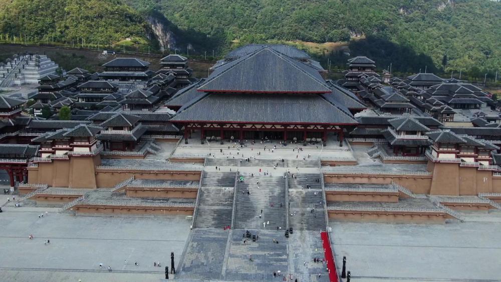 国庆假期都匀秦汉影视城游客体验古风穿越之旅纷纷为祖国送上祝福