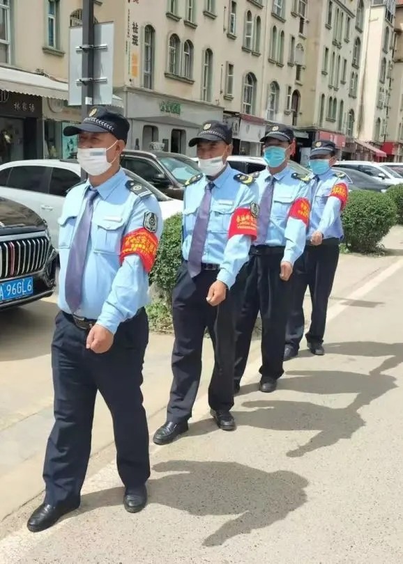 以"春城治安志愿者"红袖标为标