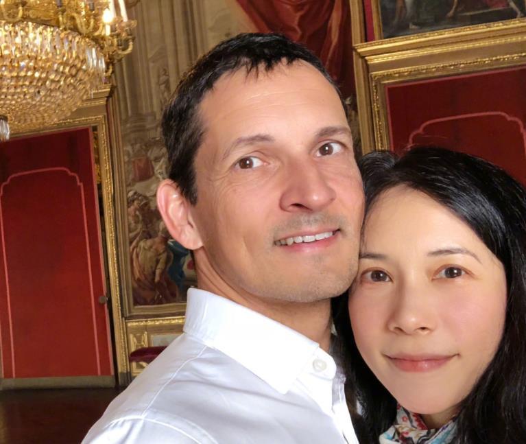 莫文蔚晒九宫格照片庆祝结婚十周年,依偎在外籍男友胸前很娇羞_腾讯