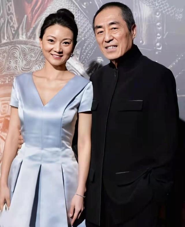 张艺谋小31岁妻子真有阔太范浅蓝色缎面裙优雅大气太美