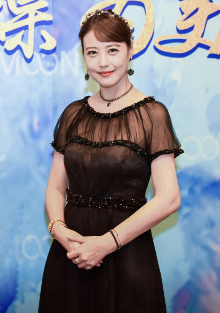 周海媚才是真冻龄女神粉毛衣配格子裤成功扮嫩甜美又温柔