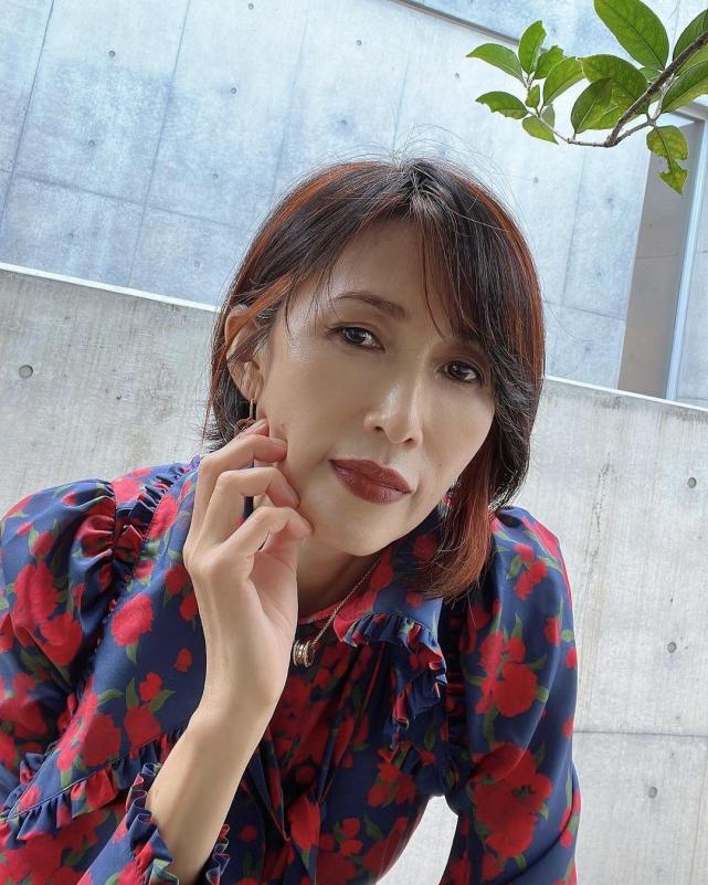 51工藤静香美艳浓妆出镜不俗气豪宅当t台穿百褶裙走猫步气场胜超模