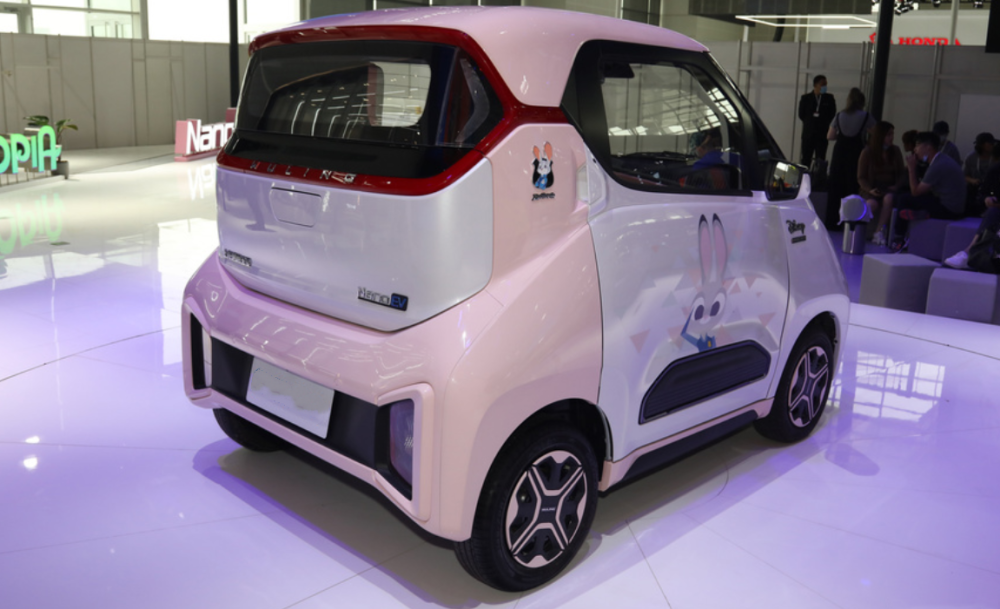 而这台车的售价也十分感人,如你所见,两座的微型电动车,售价却要5.