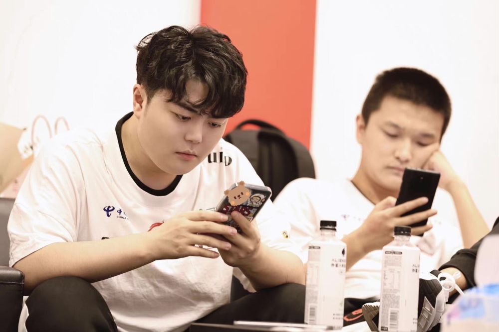 ag超玩会笑影彻底凉了久诚赛后采访的一番话让他确定会上队伍的首发