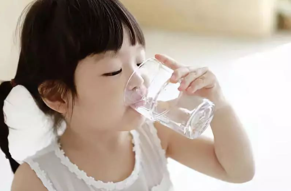 孩子吃饭必喝水?看似胃口好实则藏隐患,3种情况喝水都要有讲究