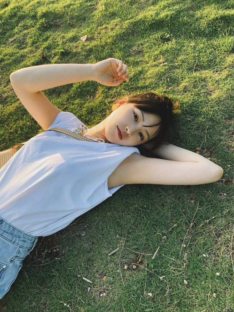 黄灿灿校园照清纯,泳装小性感,你喜欢哪种风格的武大校花?_腾讯新闻