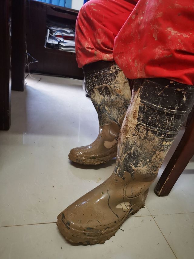 一线防汛故事被洪峰冲走的假期