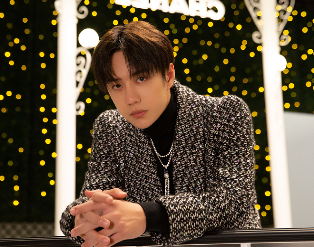 王一博国庆节分享最新近照,身穿顶级奢侈品牌黑装,侧颜杀太帅气_腾讯