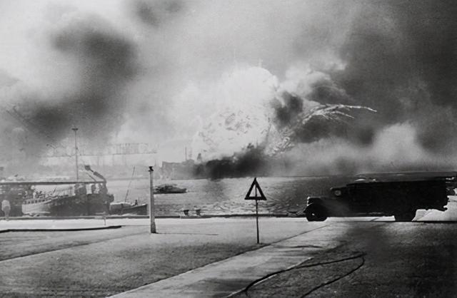 此刻的副舰长马育飞想冲进主炮塔救人,被旁边的信号兵一把推进了海中