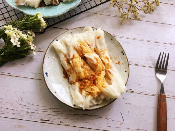 在米浆中加入澄面是为了增加肠粉的韧性,肠粉才能更筋道爽滑,不易碎裂