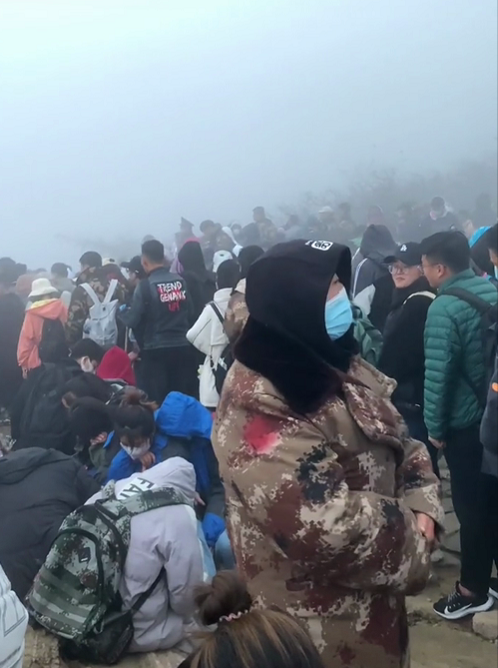 泰山 10月3日 泰山风景区 游客们穿着棉袄棉裤 顶着寒风爬到山顶 就