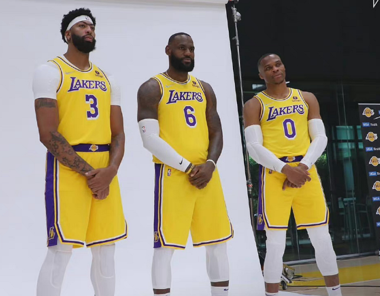 nba 热议：有人能超越詹姆斯成为最年轻的10000先生吗？