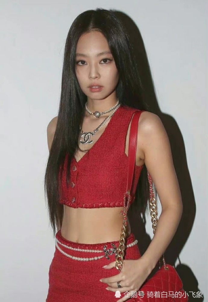 人间香奈儿jennie秀场生图