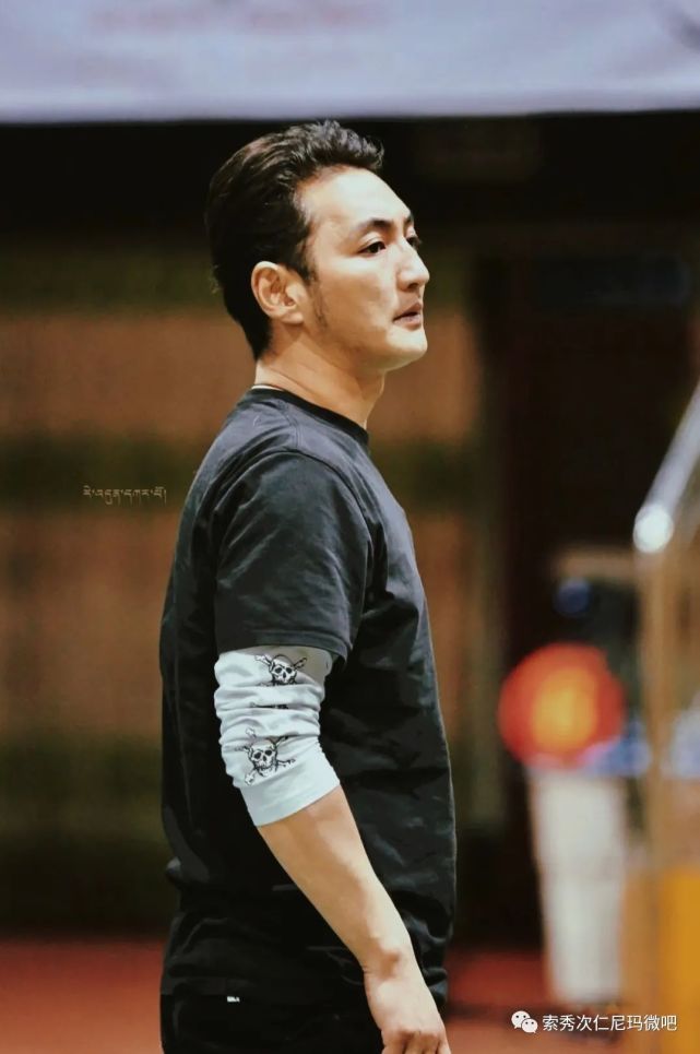 谢旦赛场帅照,你的壁纸该更新了