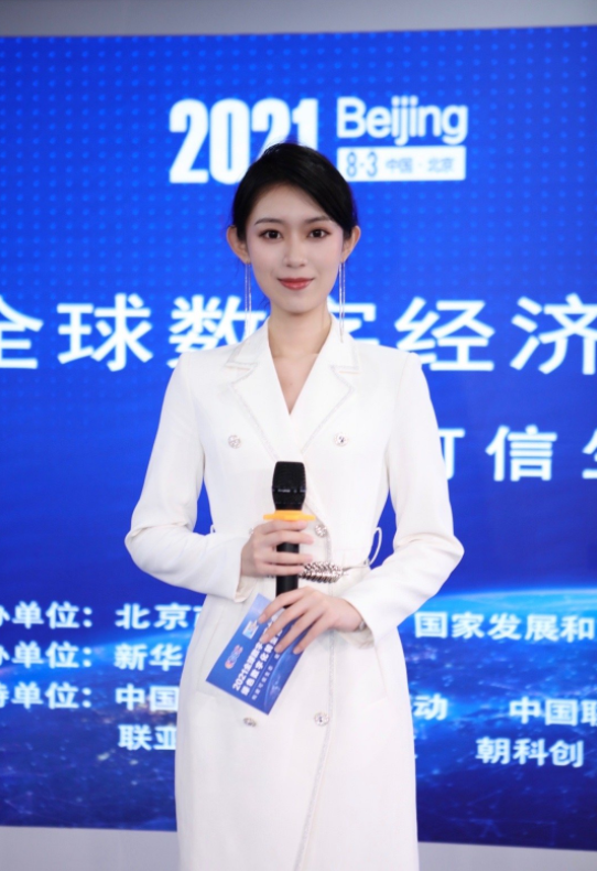 张镇麟国庆假期看艺术展与女友秀恩爱:拍照那个人更漂亮