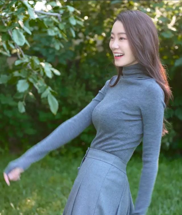 张小斐人美气质好，棕色长卷发搭配秋款套装，优美身姿令人赞叹(图2)
