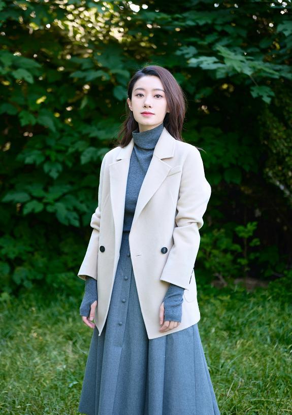张小斐人美气质好，棕色长卷发搭配秋款套装，优美身姿令人赞叹(图6)