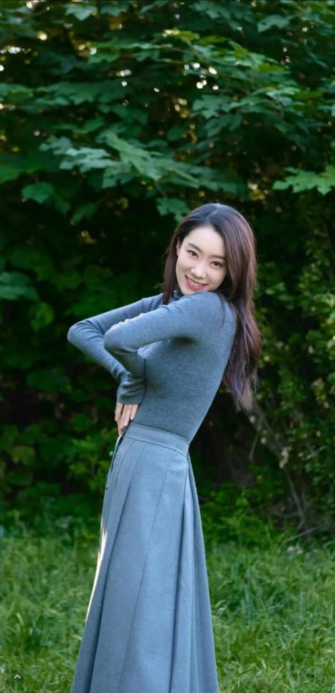 张小斐人美气质好，棕色长卷发搭配秋款套装，优美身姿令人赞叹(图3)