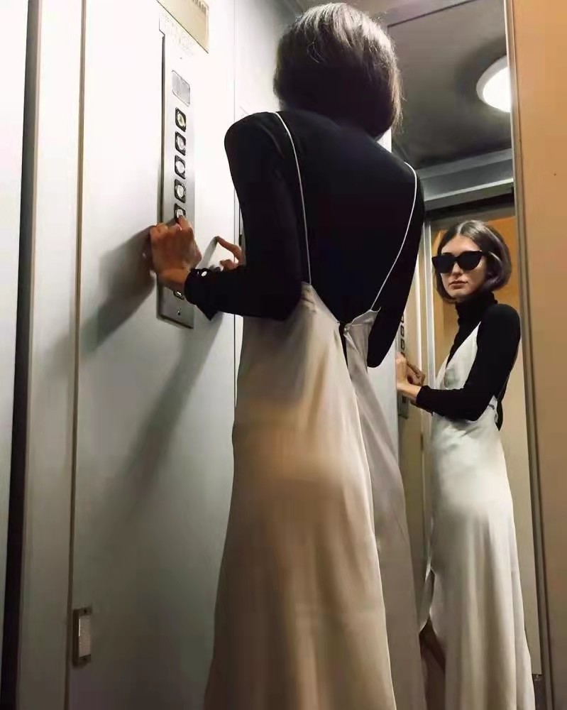 张小斐人美气质好，棕色长卷发搭配秋款套装，优美身姿令人赞叹(图9)