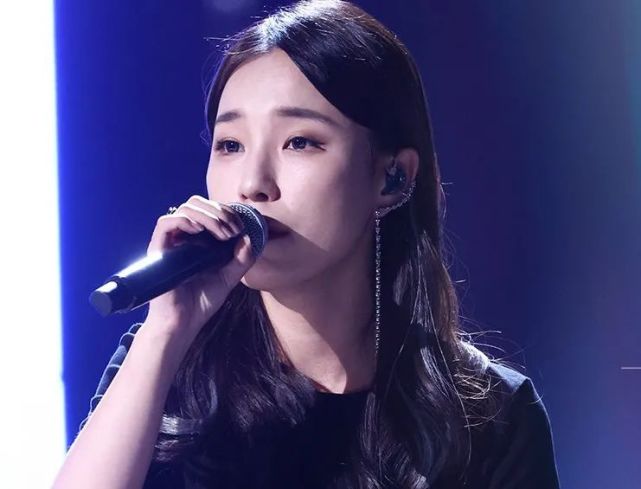 中国好声音八强争霸赛,汪峰战队出黑马,王靖雯演唱忘词却晋级