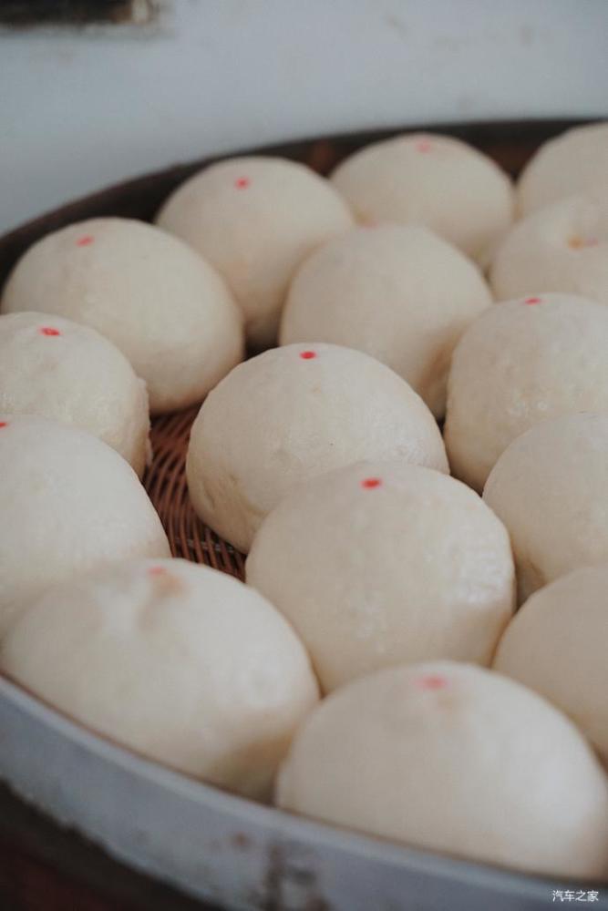 每到丹桂飘香的秋季,当地人便采摘桂花来做茵糕,这种糕点又叫"重阳糕"