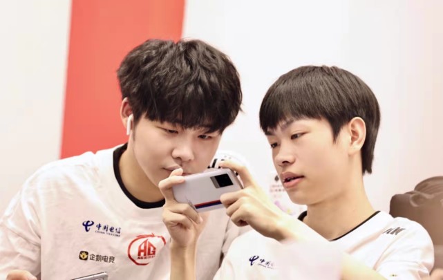 ag首胜庆功宴曝光全员围坐一起吃火锅脸上的笑容却没了