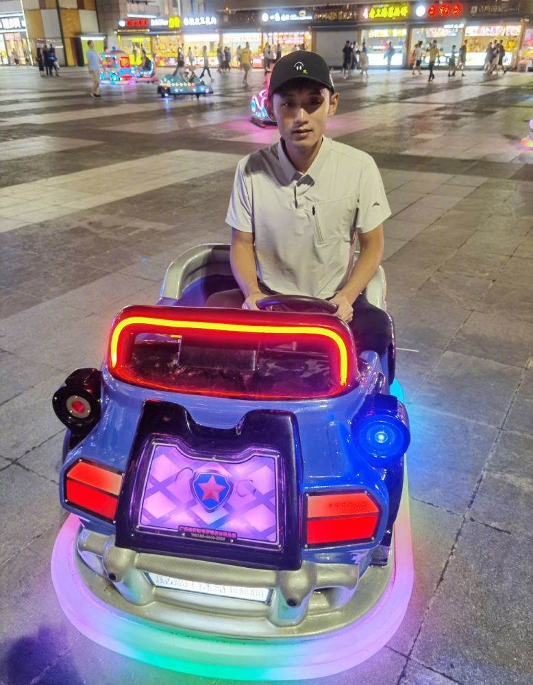 33岁张继科坐上玩具车,配文称:我还是曾经那个少年