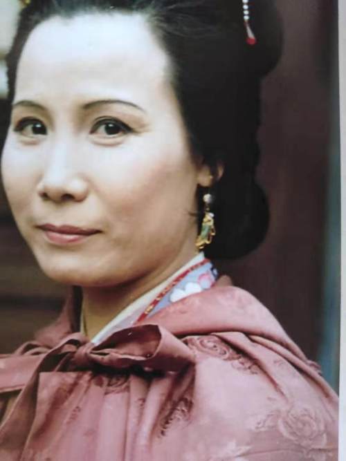 赵姨娘替贾环讨妾遭到贾政拒绝后她说出了宝玉的秘密