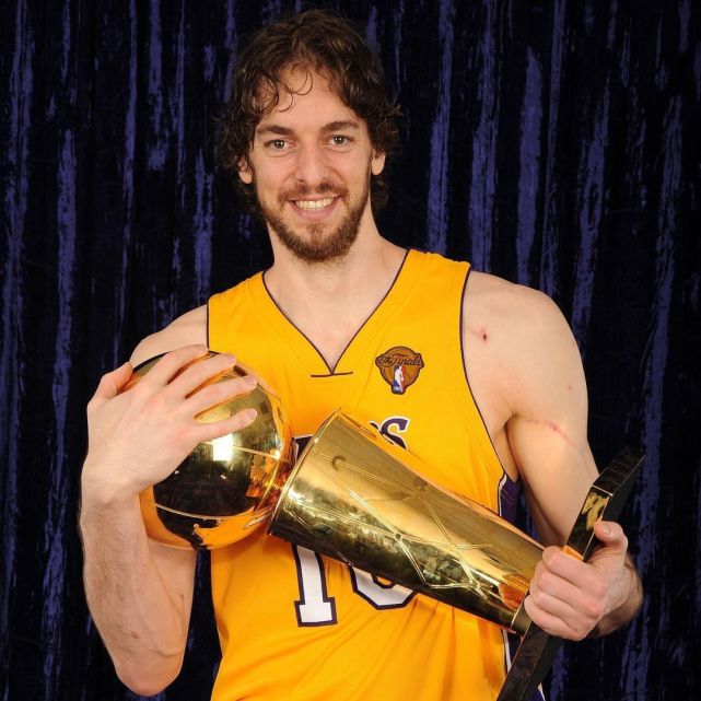 泪目保罗加索尔正式宣布退役湖人计划退役其球衣