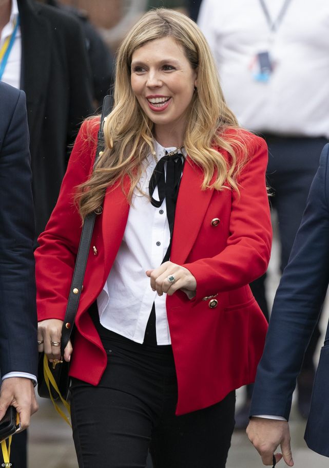 甚至被比作了玛丽·安托瓦内特,不过在衣着方面,凯莉还是挺愿意展示