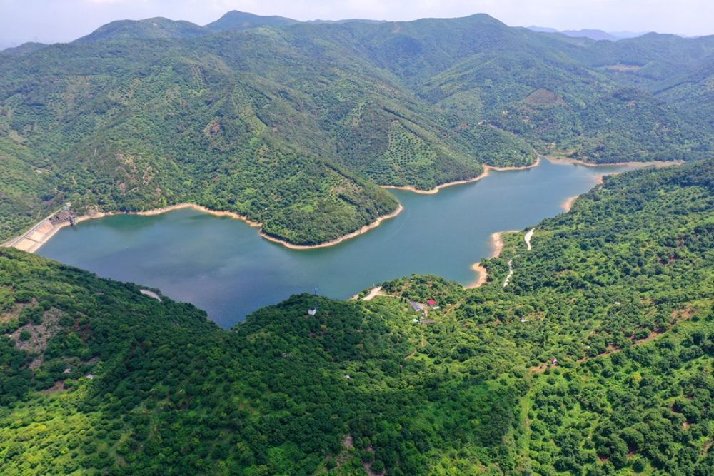 翻过栲栳山,眺望里杜湖水库边的村落,进入世外桃源_腾讯新闻