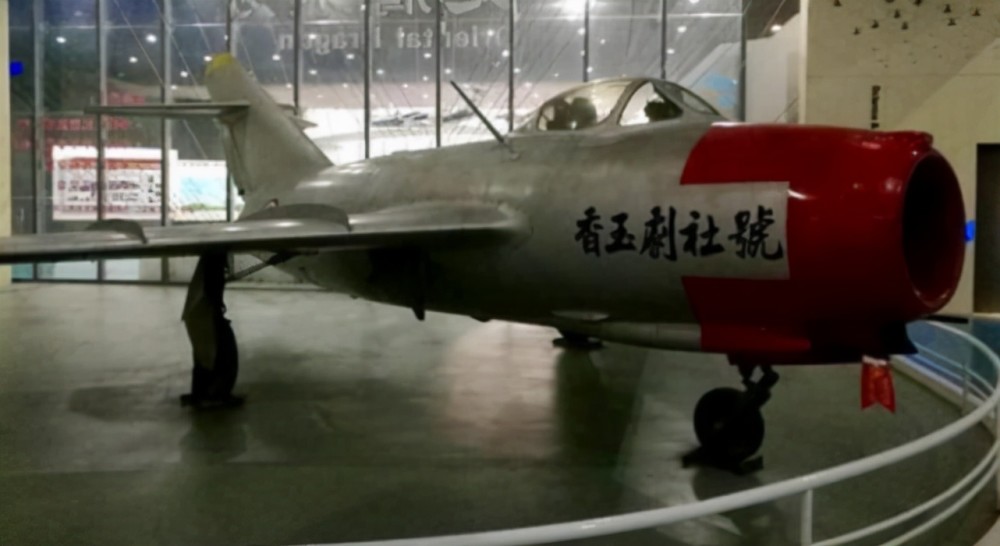 而这架名为"香玉剧社号"的飞机,常香玉也如愿将它捐献到了抗美援朝的