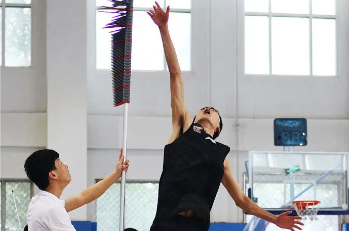 刘雁宇助跑摸高再破纪录