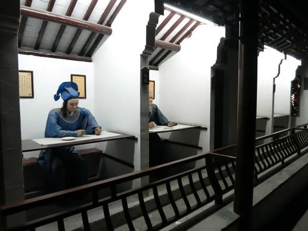 考试期间,考生的吃喝拉撒只能在号舍中进行据传有一位才华横溢,文采