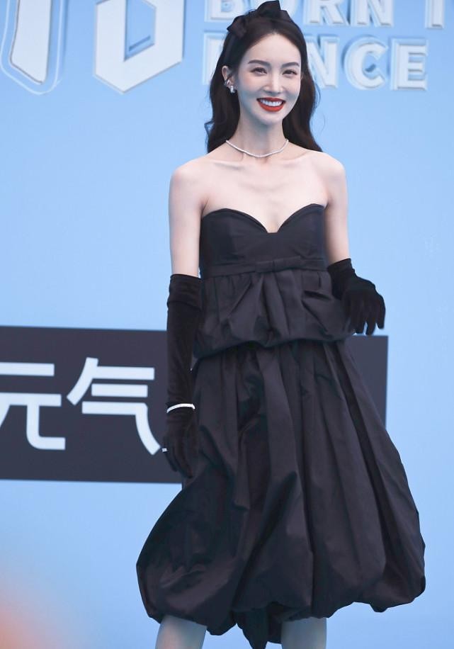 金晨好适合赫本风,黑色抹胸裙配丝绒手套,红唇展现出优雅女人味