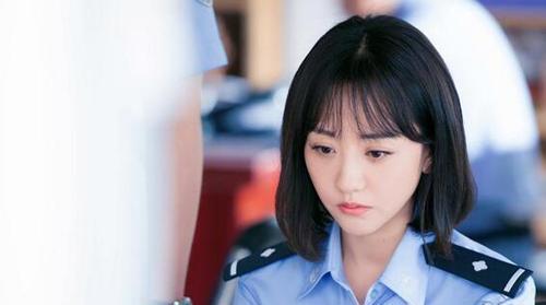 据报道,古力娜扎是第一次尝试扮演女警察.