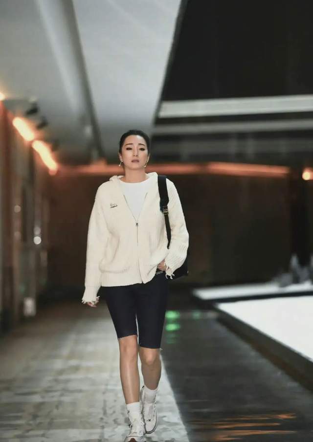 56岁巩俐打扮得依旧时髦连帽毛衣配骑行裤妥妥的穿搭模板