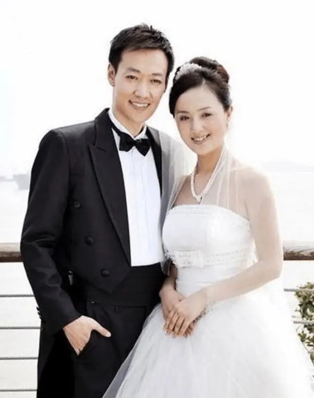 情史干净的10位男星，一个比一个深情，有人娶二婚妻子相守至今