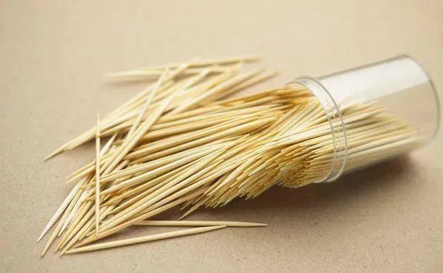 不起眼的废旧牙签竟被一群高中生变成了艺术品