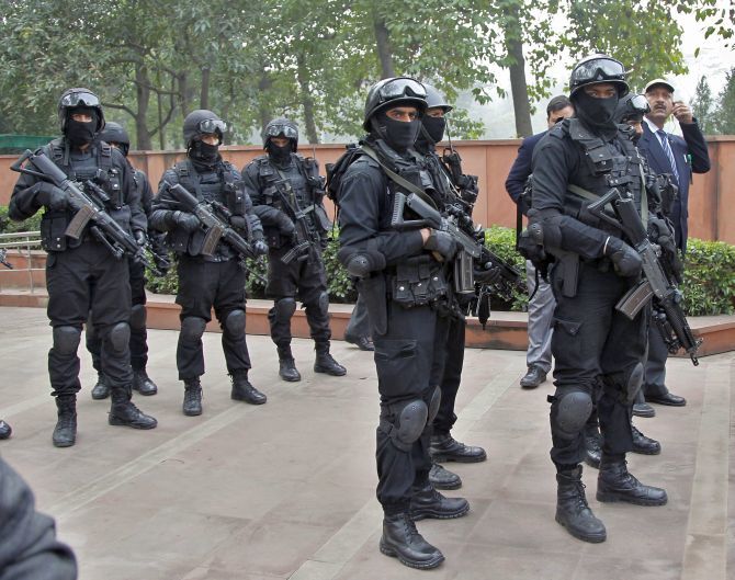 印军"黑猫"突击队突袭失败,游击队巧妙伏击,抢走多款特种装备_腾讯