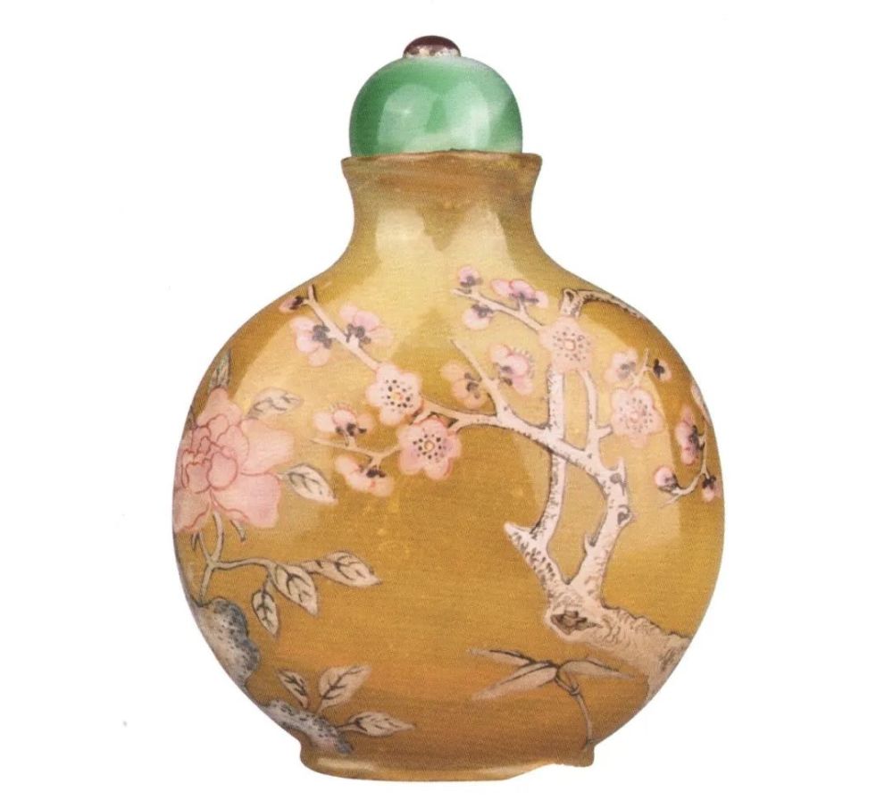 清 玻璃胎画珐琅花卉纹鼻烟壶 北京艺术博物馆藏通高6.2厘米,扁瓶式.