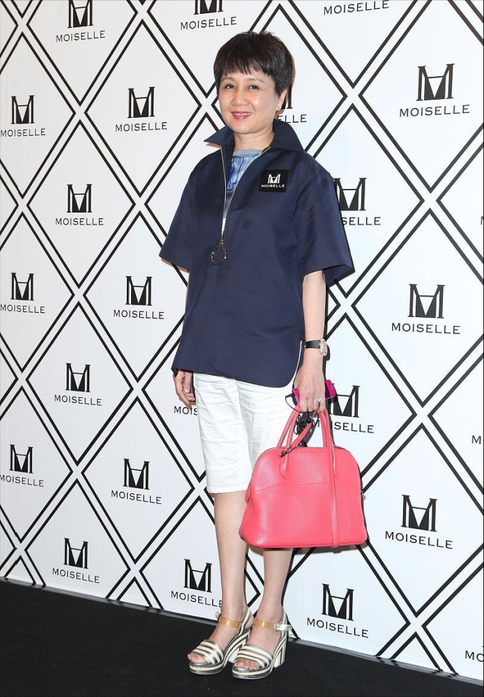 "阔太"梁安琪真会赶时髦,短袖衬衫立领穿,配五分裤洋气减龄