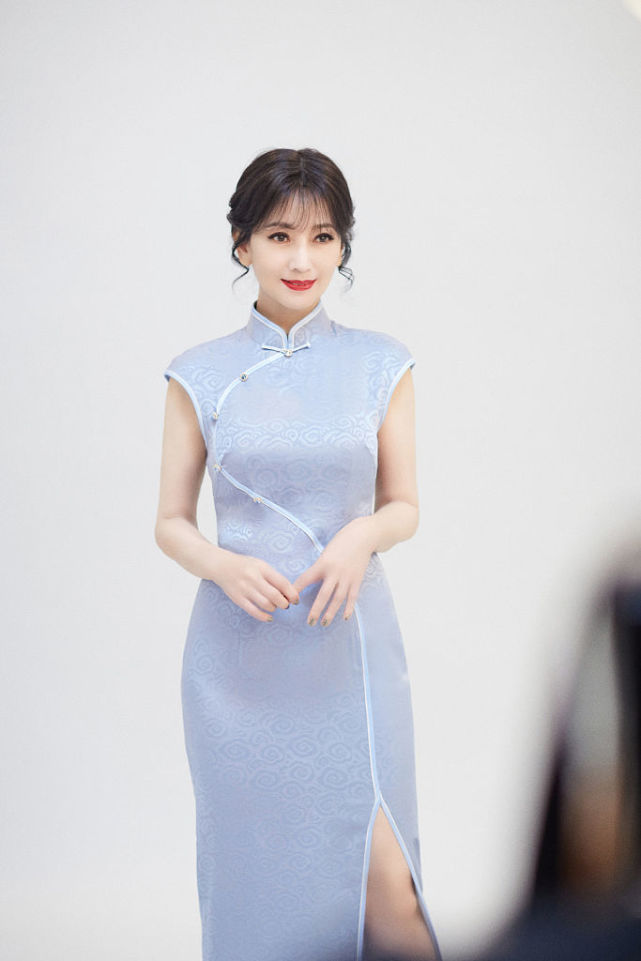 赵雅芝旗袍写真诠释东方美 端坐饮茶气质出尘