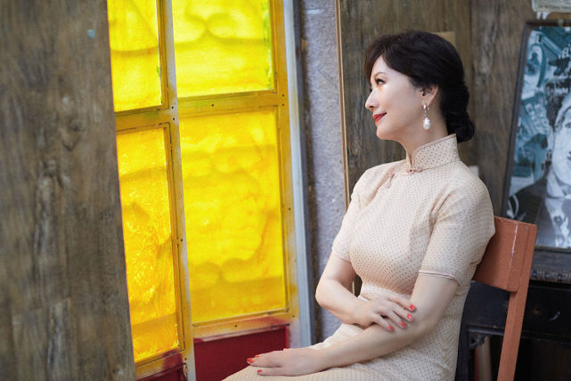 赵雅芝旗袍写真诠释东方美 端坐饮茶气质出尘